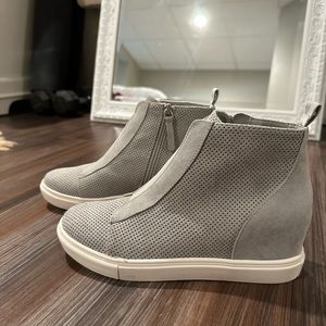 Madden Girl Perry Women’s Hidden Wedge Sneakers. SIZE 8.